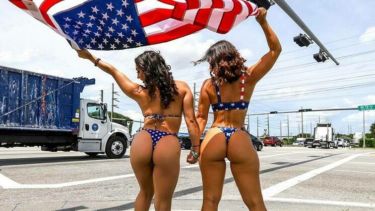 Ass Parade - Peter Green - Kelsi Monroe - Lilly Hall - Threesome On the Fourth / 04.07.2022