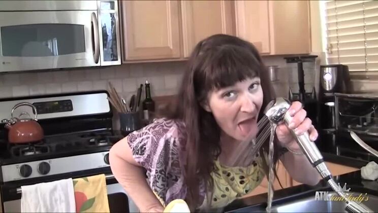Aunt Judys - Anna Plays With Herself In The Kitchen / 20.01.2021