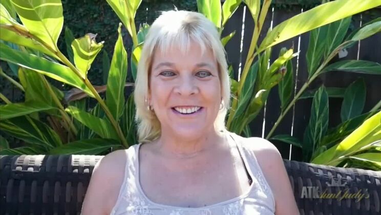 Aunt Judys - Sindy Silver - Sindy Silver Masturbates Outside / 09.04.2021
