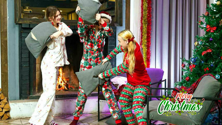 Club Sweethearts - Margo von Teese - Lina Sun - Blair Venimore - Pillow fight waiting for Santa / 23.12.2022