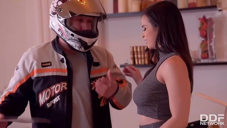 DDF Network - Nekane In Delivery Guy Gets Blowjob In Office / 28.12.2020