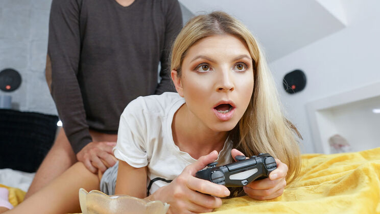 Exxxtra Small - Gina Gerson - Thomas Stone - Gamer Girl Focus / 18.11.2021