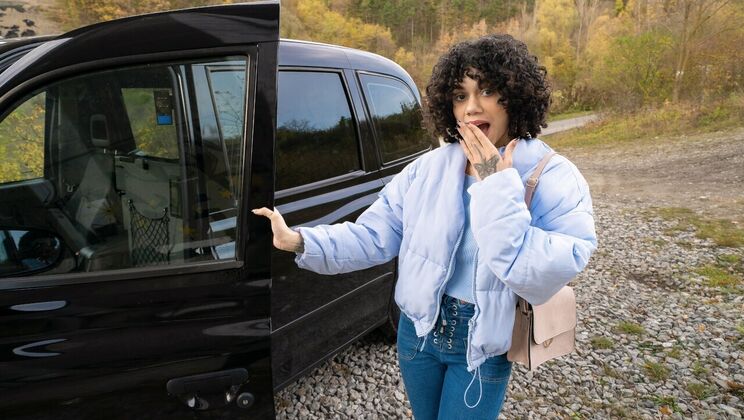 Fake Taxi - Mih Ninfetinha - 20 Euro and a Blowjob / 21.05.2024