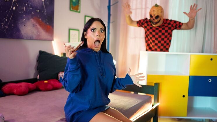 FakeHub Originals - Max Dior - Megan Fiore - Housemates Halloween Prank / 28.10.2022