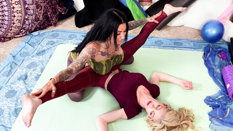 Girlsway - Serene Siren - Jenevieve Hexxx - Cunnilini Yoga / 31.01.2021