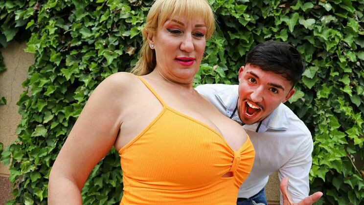 Grandmams - Victoria Cruz - Yeri Blue - Toy boy hunting Spanish MILF / 01.07.2023