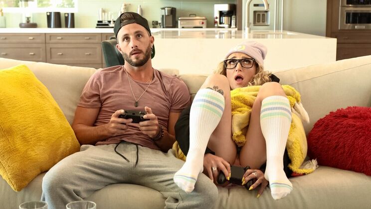 Hot Girls Game - Lucas Frost - Susie Stellar - Gamer Girl Suprise / 09.09.2023