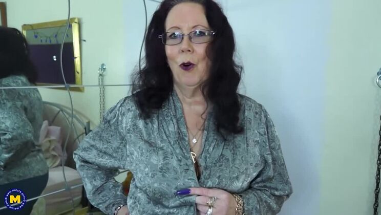 Mature.nl - Zadi - Zadi - British Mature Lady Playing With Herself / 09.05.2021