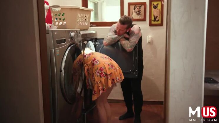 Model Media US - Izzy Lush - Izzy Lush - Wet Laundry Time / 26.03.2022