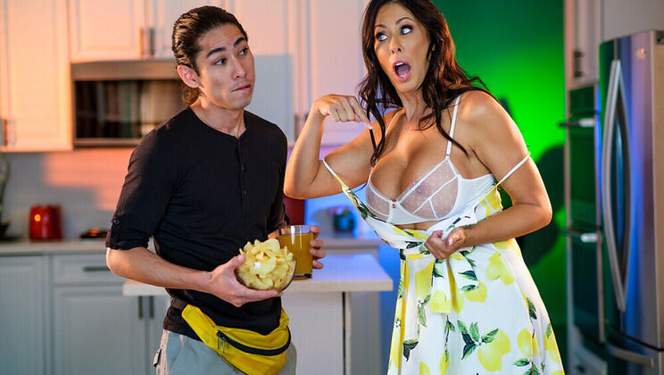 My Friend's Hot Mom - Reagan Foxx - David Lee - Big tit Milf Reagan Foxx burns off calories by fucking her son's athletic friend / 24.09.2021