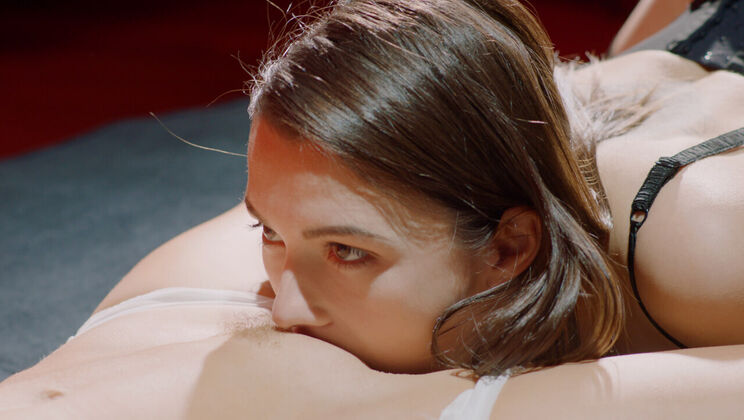 Ultra Films - Alexis Crystal - Hayli Sanders - Squeezing Out All The Juices of Lust / 17.11.2021