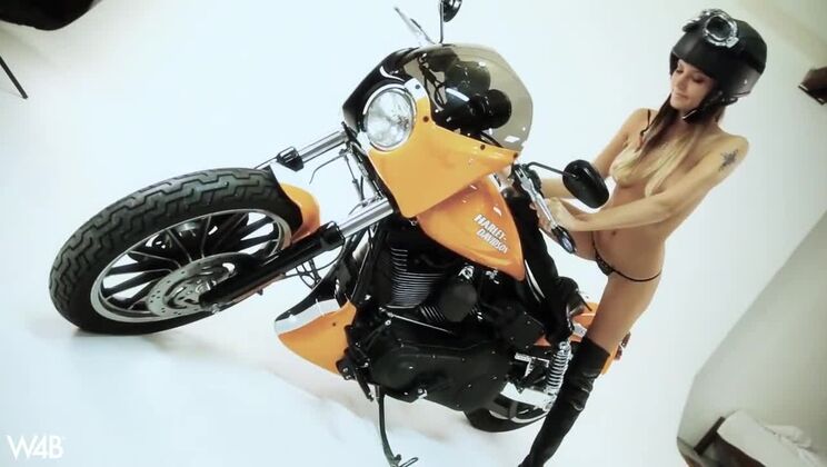 Watch4Beauty - Clover - Clover In Harley Backstage Photo Shoot / 12.05.2021